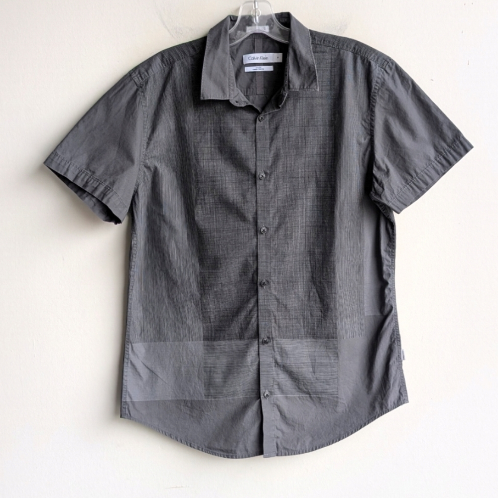 Calvin Klein Men's Medium Short Sleeve Button-Up Shirt in Charcoal Gray